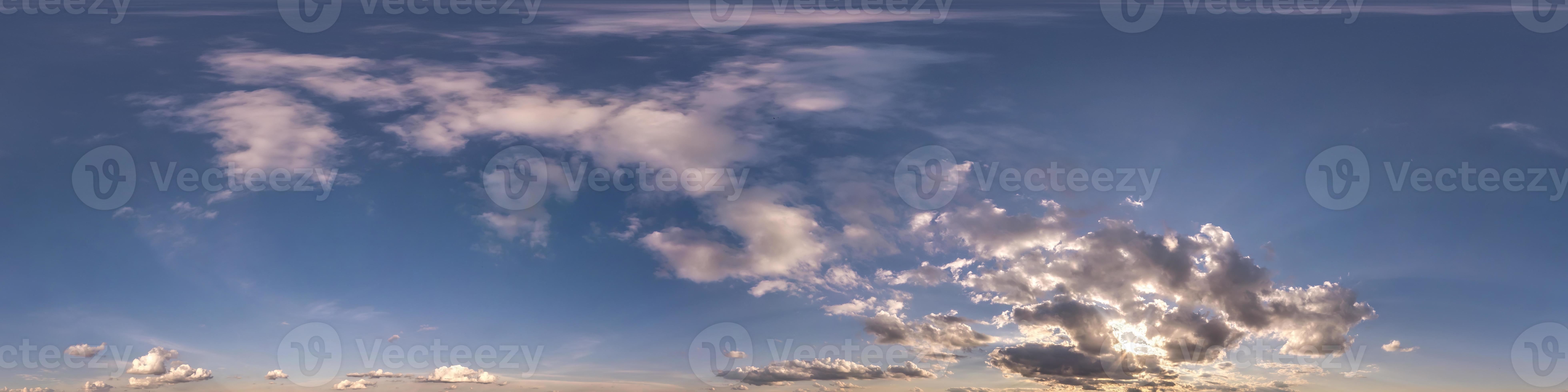 céu azul à noite hdr 360 panorama com lindas nuvens brancas em projeção  perfeita com zênite para uso em gráficos 3d ou desenvolvimento de jogos  como cúpula do céu ou editar tiro
